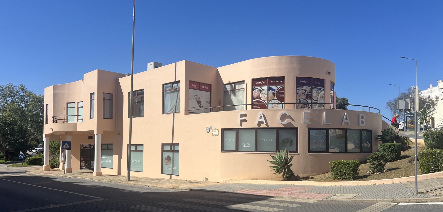 Fachada da clínica FACELAB em Albufeira