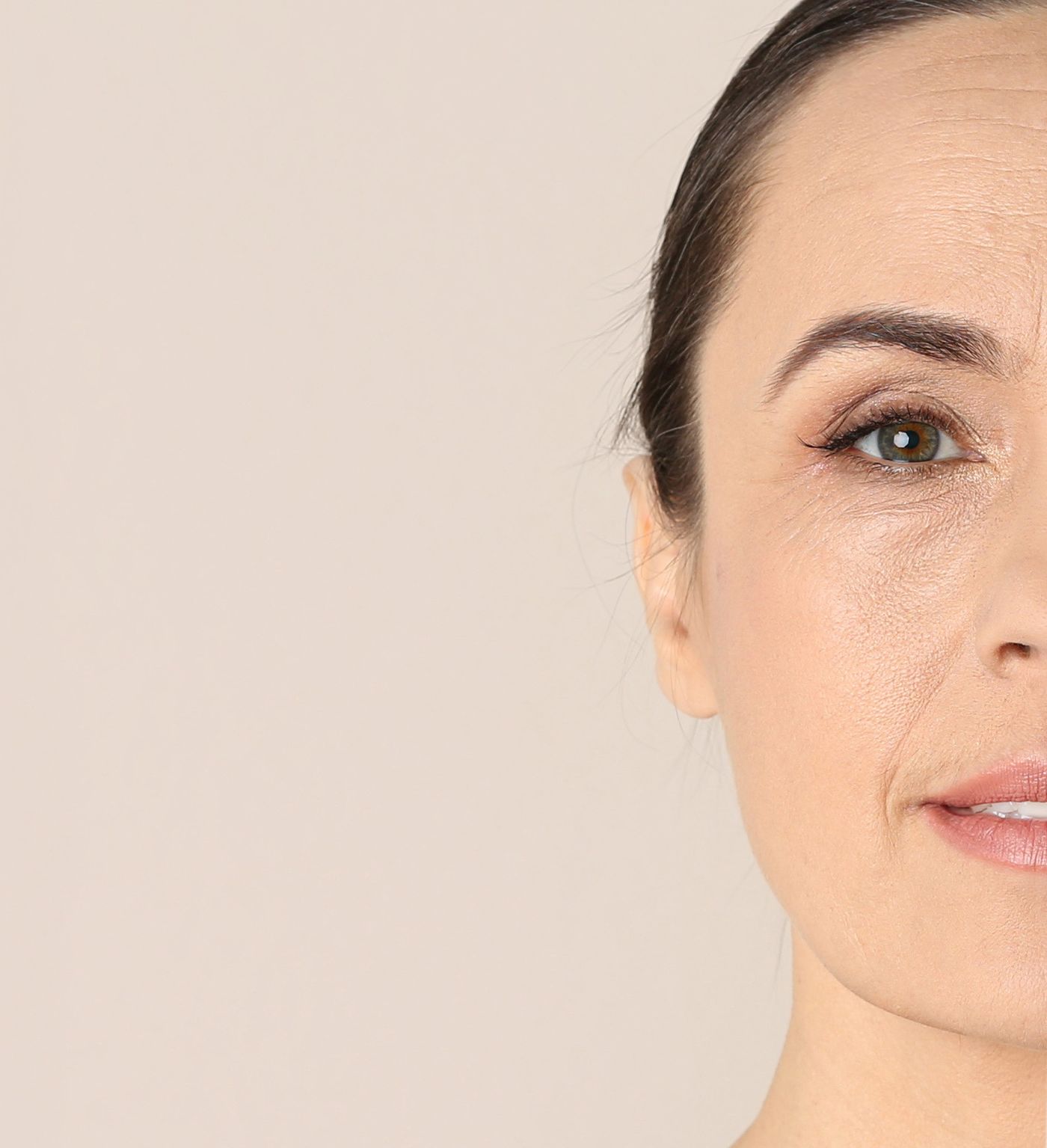 Rosto de mulher com pele natural e linhas de expressão suaves