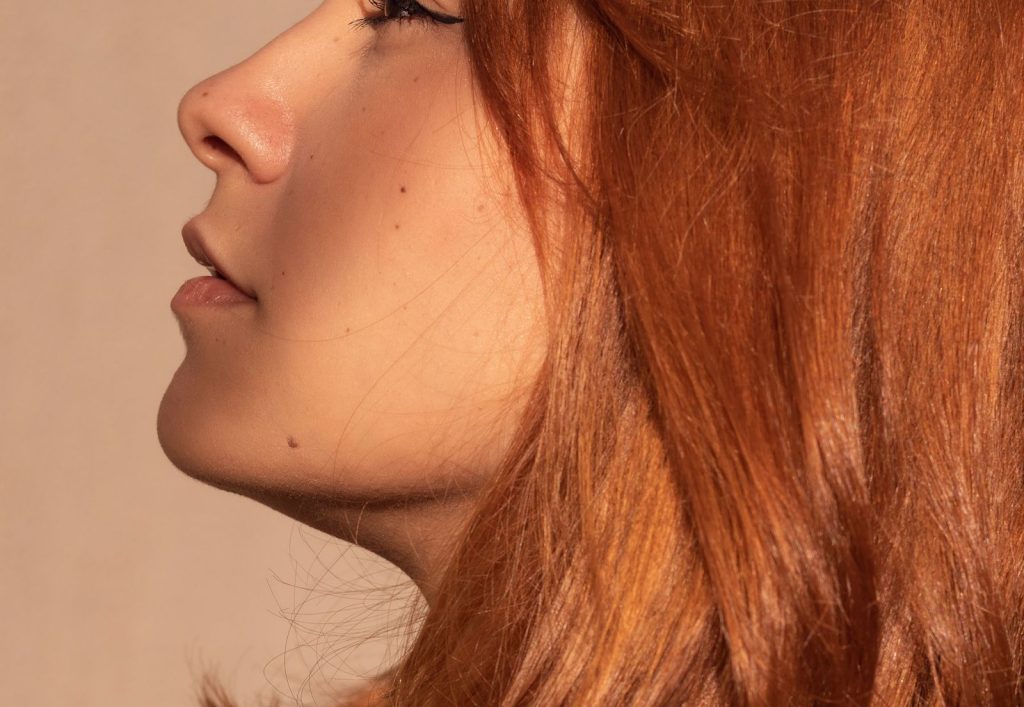 Perfil de uma mulher com a linha do maxilar em destaque