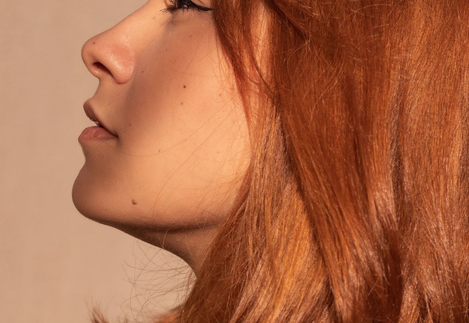 Perfil de uma mulher com a linha do maxilar em destaque